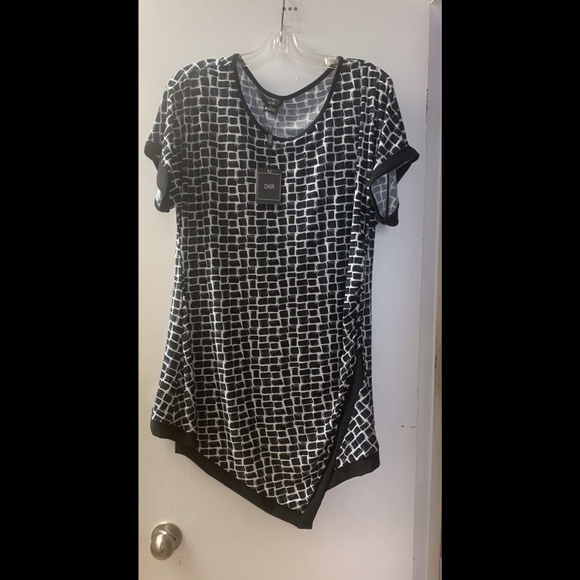 🌟 Full Figure Short Sleeve Asymmetric Top - Picture 1 of 5